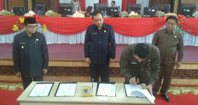 Penandatangan Ranperda Inisiatif DPRD Provinsi Jambi oleh Gubernur Jambi, Zumi Zola dan Ketua DPRD Provinsi Jambi, Cornelis Buston.