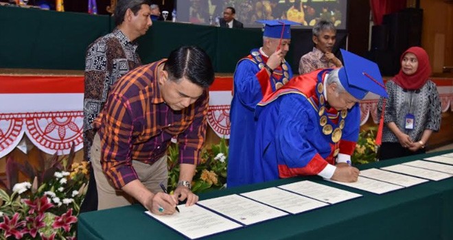 Walikota Jambi, Sy Fasha saat menandatangani Memorandum of Understanding (MoU), Apeksi bersama Universitas Pertamina.
