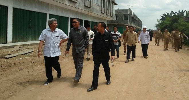 Ketua Komisi II DPRD Provinsi Jambi Luhut Silaban didampingi Dirut PT EBN, Nur Jatmiko tinjau pembangunan Pasar Modren Angso duo. 