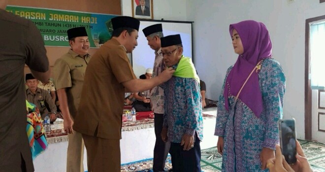 Wabup Muaro Jambi, Bambang Bayu Suseno melepas keberangkatan Jamaah haji asal Muaro Jambi.