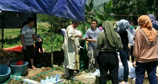 Suasana pembongkaran makam Abidin oleh pihak Forensik Sumbar dan Inafis Polres Kerinci.