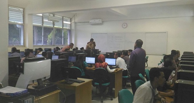 Calon anggota Bawaslu Provinsi Jambi menjalani tes tertulis di STIKOM Dinamika Bangsa, Thehok Kota Jambi beberapa waktu lalu. 