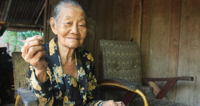 Mbah tutut saat dijumpai di rumahnya. Foto : Fernandes / Radar Ngawi / JPNN.com