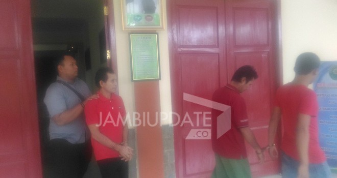 Dengan tangan diborgol, ketiga terdakwa saat keluar dari ruangan sidang Pengadilan Negeri Jambi, Rabu (16/8) lalu.