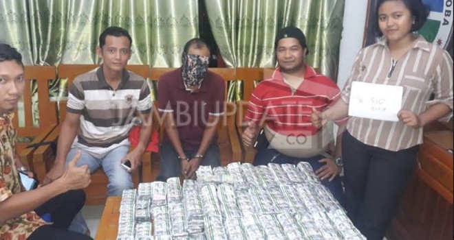 Tersangka yang berinisial WS (51) saat diamankan Sat Narkoba Polres Tebo .