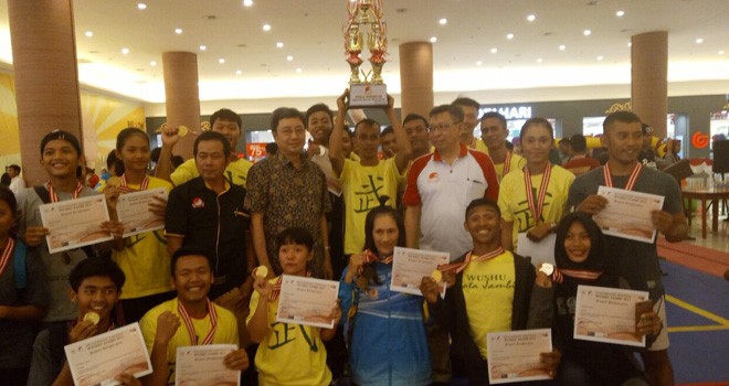Para juara Wushu menerima setelah menerima medali dari pembina Pengprov WI Jambi, Eisen Gauw.