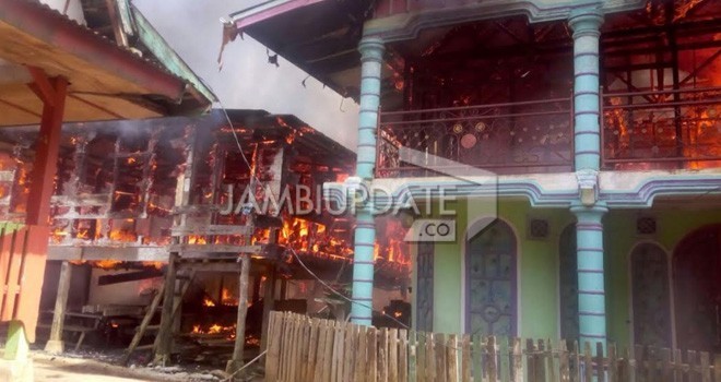 Kebakaran di Desa Pulau Raman, Kecamatan Muara Siau, Kabupaten Merangin.