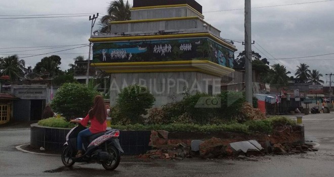 Tugu Sultan Thaha yang rusak Ditabrak Fus.