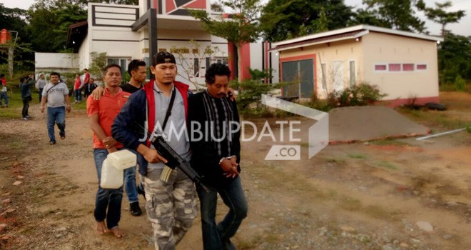 Tersangka pembakaran rumah komisioner KPU Tebo saat diamankan polisi.