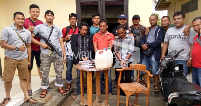 Tersangka pembakaran rumah komisioner KPU Tebo saat diamankan polisi.