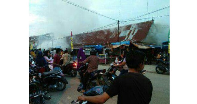 Tiga kios di Pasar Sarinah, Tebo terbakar.