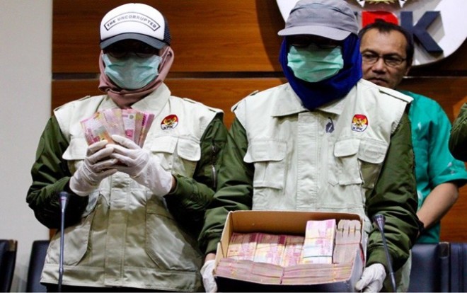 Penyidik KPK memperlihatkan barang bukti uang suap Gubernur Bengkulu, beberapa waktu lalu. (Dery Ridwansyah/JawaPos.com)