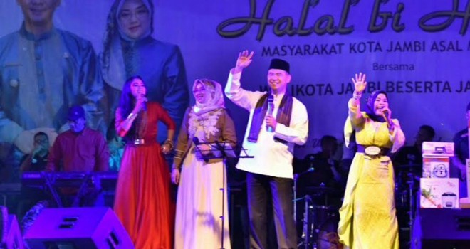 Walikota Jambi, Sy Fasha bersama Ratu Sikumbang diatas panggung pada acara silahturahmi warga asal minang se Kota Jambi.