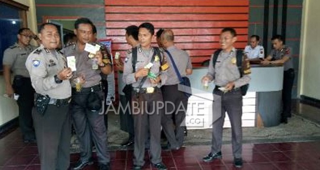 Puluhan Bhabinkamtibmas di Jambi saat Dites Urine.