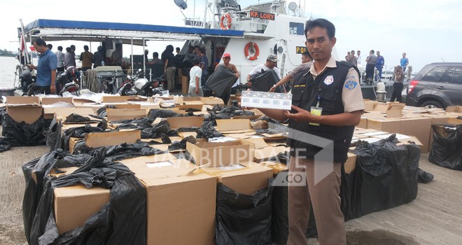 Polres Tanjabbar dan Polairud Mabes Polri mengamankan puluhan kardus Rokok tanpa bea cukai.