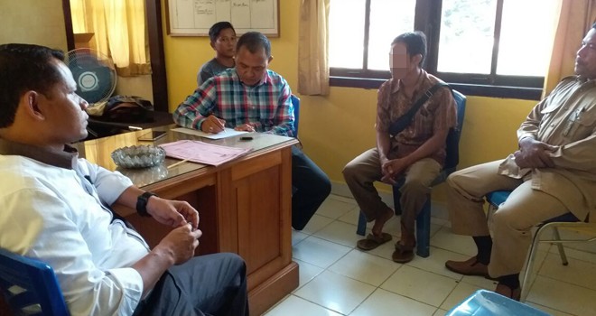 Oknum petugas KUA (baju batik) ditangkap tim saber pungli Kabupaten Tebo.