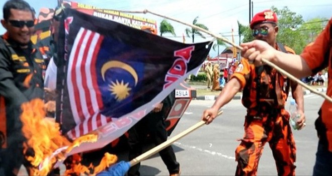 Sejumlah anggota Pemuda Pancasila Kota Pangkal Pinang saat membakar bendera malaysia. Foto : Marshandi / Babel Pos