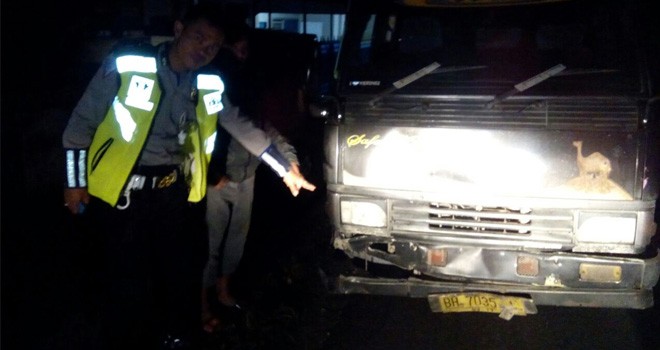 Tampak mobil PO Safa Marwa usai menabrak pengendara motor di Desa Sungai Liuk Kecamatan Pesisir Bukit, Kota Sungai penuh, Senin malam (21/8).