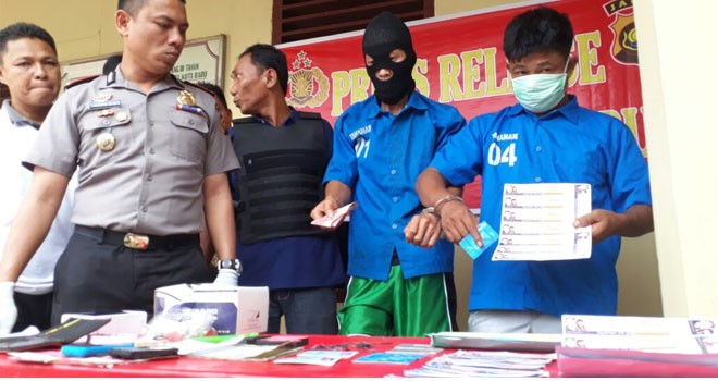 Pelaku bobol ATM saat press release di Polsek Kota Baru.