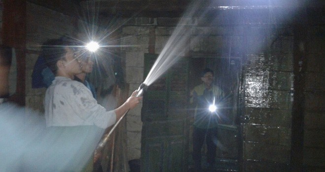 Petugas berusaha padamkan api yang membakar rumah warga di Kerinci.