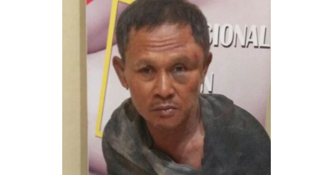 Tersangka SM saat diamankan polisi di Polsek Muaro Tabir, Selasa (22/8).