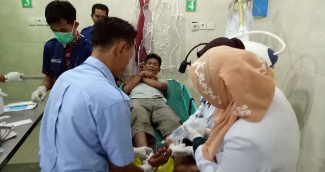 Tersangka berinisial H saat dirawat di RS Bhayangkara Jambi karena mengalami luka tembak di bagian kaki.