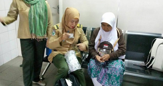 Salah seorang JCH asal Jambi saat diperiksa pihak KKP Batam, karena mengeluh pusing dan mual.