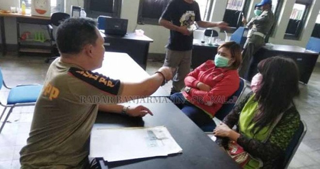 AS (kanan) saat diperiksa di Mako Satpol PP Banjar Bar. Foto : Radar Banjarmasin / JPNN.com