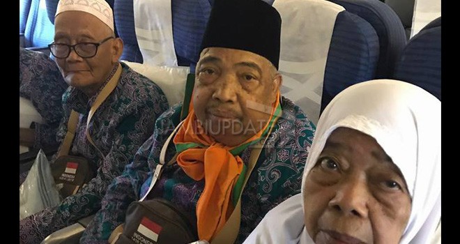 Salah seorang JCH Kloter 23 Tanazul bersama Kloter 26, setelah sempat dirawat di Batam.