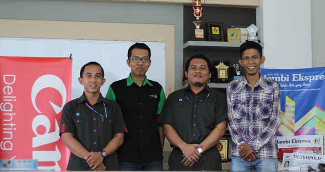 Service Centre Canon saat mengadakan service clinic gratis di Kantor Harian Pagi Jambi Ekspres.