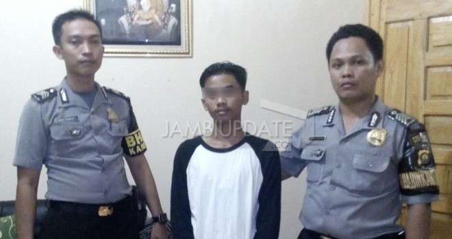 Dua remaja berusia 18 tahun di Kasang Pudak, saat di amankan di Polsek Kumpeh Ulu.