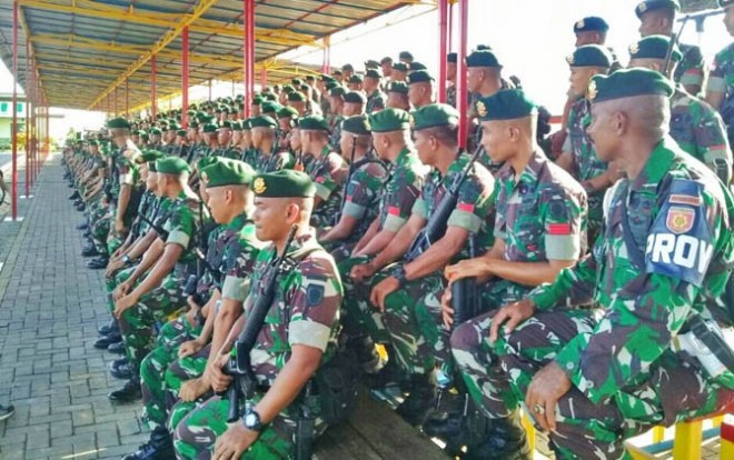 Pasukan Satgas Pengamanan Perbatasan Indonesia-Malaysia, Batalyon Infanteri (Yonif) Para Raider 502/Ujwala Yudha mengikuti upacara pelepasan yang dipimpin Pangdam XII/Tanjungpura Mayjen TNI Andika Perkasa di lapangan Makodam, Rabu (23/8). (Ambrosius Junius/Rakyat Kalbar/JawaPos.com)