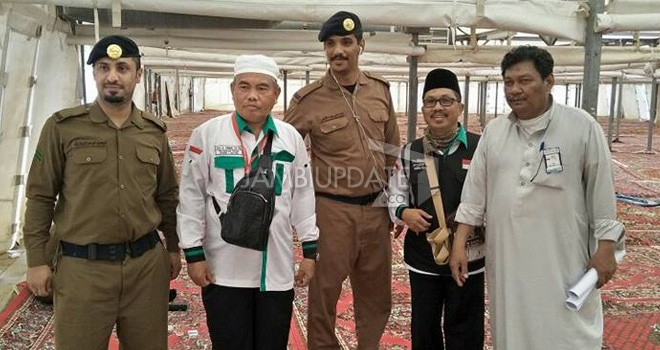 Petugas Kloter saat berada disalah satu tenda di Padang Arafah usai survey kemarin.