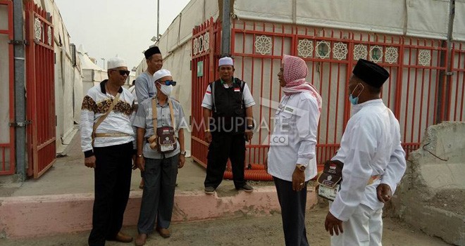 Kakakanwil Kemenag bersama pihak Kloter 25 saat memantau lokasi tenada Padang Arafah kemarin.