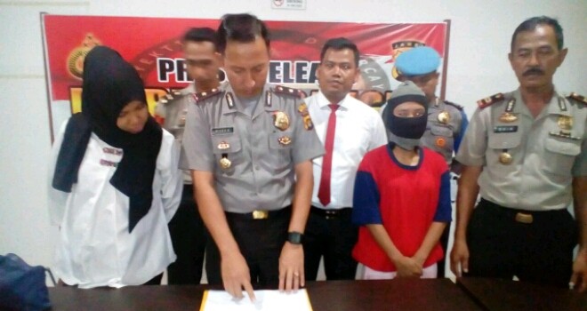 Karyawan Alfamart saat diamankan polisi. 