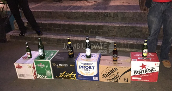 Puluhan Botol Miras yang Disita Polisi.