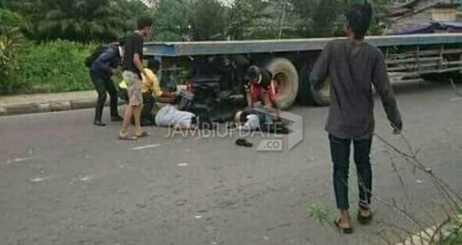 Pemotor yang Tabrak saat Fuso Parkir.