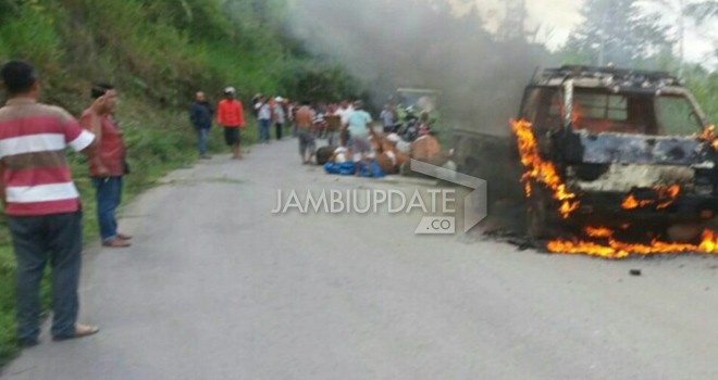 Satu unit mobil jenis pick up L 300 BH 1979 DU warna hitam, terbakar di Jalan umum Desa Koto Agung.