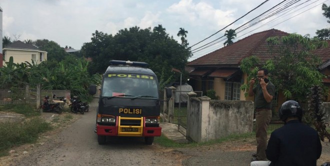 Polisi saat mengamankan rumah warga dijambi. 