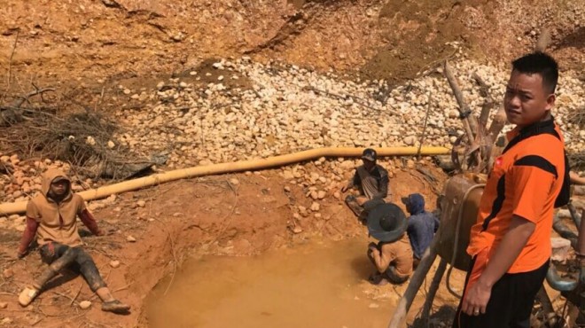 Para pelaku PETI saat diamankan di lokasi tambang di Desa Tambang Baru. 