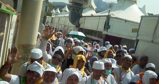 Jamaah haji antri memasuki bus yang membawa mereka untuk pulang ke pemondokan di Makkah.