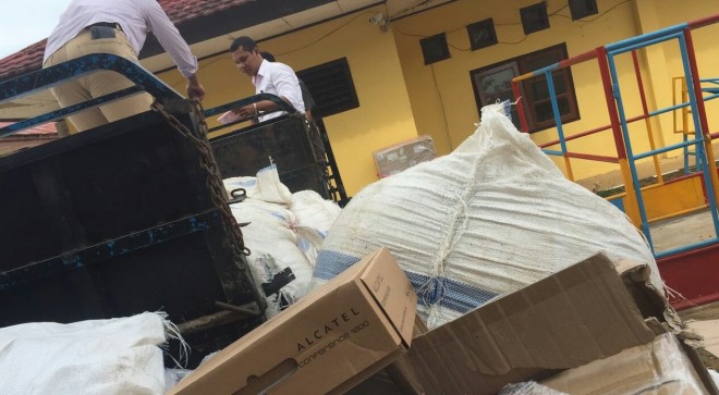 Barang Elektronik dan Pakaian yang berhasil digagalkan polisi. 