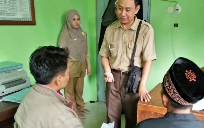 N, calon mempelai yang mengaku pria (duduk kiri) diperiksa petugas di Puskesmas Gebang. (Andi/Kebumen Ekspres/JawaPos.com)