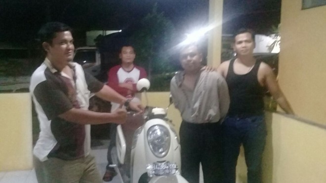 Tersangka A saat diamankan anggota Polsek Jaluko.