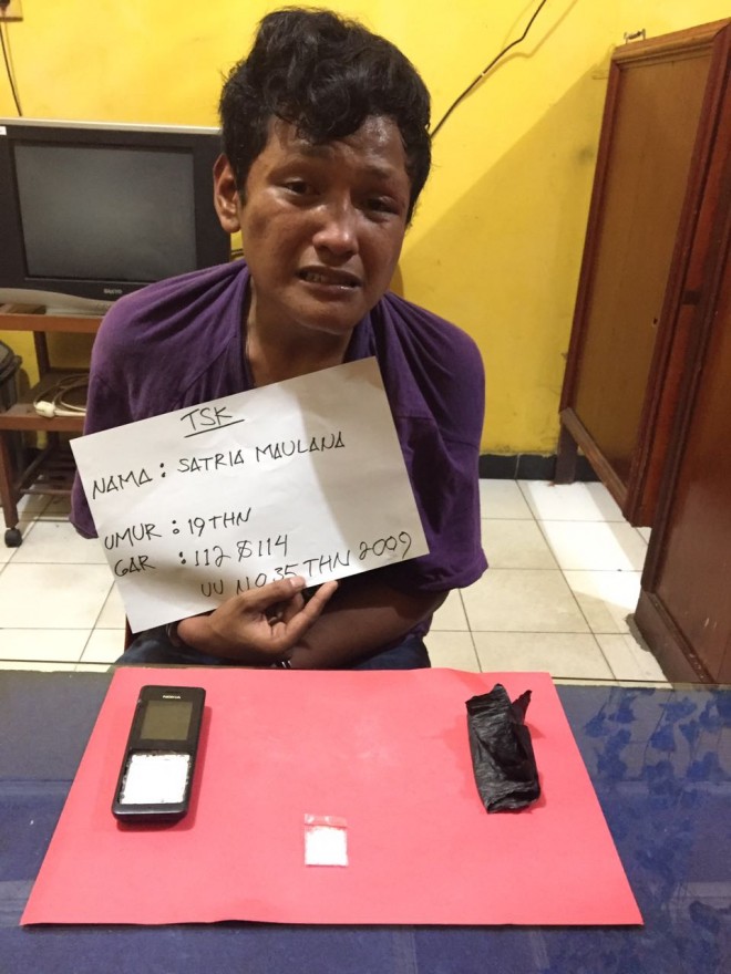 Tersangka Satria yang diamankan polisi. 