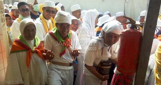 Jamaah haji saat berada di Mina dan sebagian mereka tidak pakai masker, sehingga rentan terserang ISPA.   