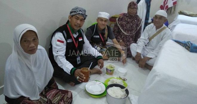Jamaah haji makan bersama dipemondokan, karena catering belum beroperasi pasaca Armina.   