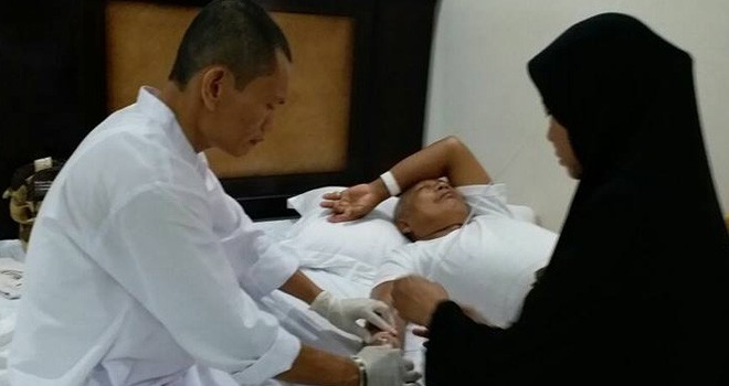Petugas medis saat memasang infus kepada salah seorang jamaah haji yang sedang sakit.  