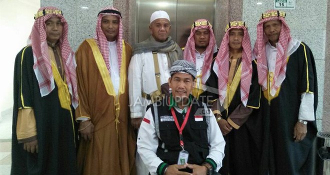 Jamaah haji sal Tanjabtim usai mengikuti tradisi Mappatoppo di pemondokan kemarin.   