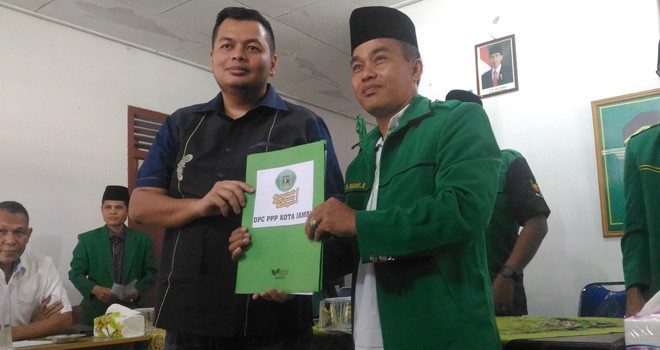 Kemas Faried Alfarlly,Tim Center Sy Fasha mengambil formulir penjaringan di DPC PPP Kota Jambi belum lama ini.   